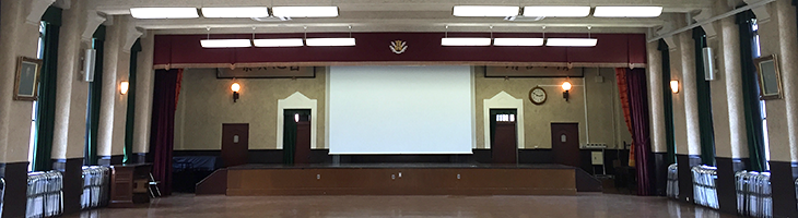 学校内講堂へ大型電動スクリーンの納入例
灘高等学校
